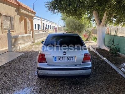Usado VW Bora Highline 115 CV (84 kW) 2002 Gris / plata Berlina