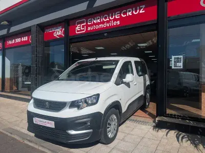 Usado Peugeot Rifter Active 100 CV (73 kW) 2021 Blanco Monovolumen