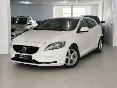 Usado Volvo V40 Momentum 120 HP (88 kW) 2016 Branco Sedan