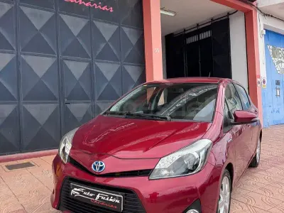 Usado Toyota Yaris Hybrid Advance 100 CV (73 kW) 2012 Granate Berlina
