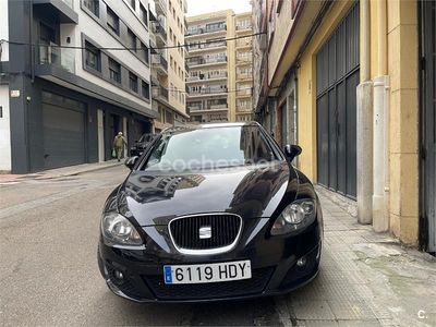 Usado Seat Leon Reference 105 CV (77 kW) 2011 Negro Utilitario