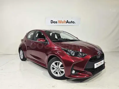 Usado Toyota Yaris 125 CV (91 kW) 2021 Rojo Utilitario