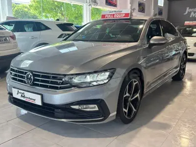Usado VW Passat R-line 150 CV (110 kW) 2022 Gris / plata Familiar