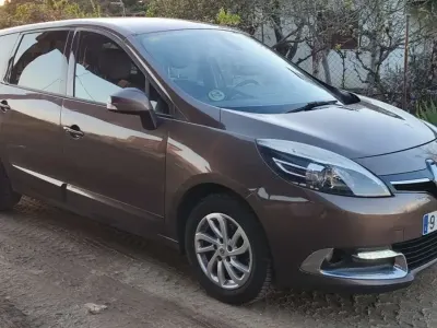 Usado Renault Scenic E-Tech 110 CV (80 kW) 2014 Marrón Monovolumen