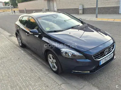 Usado Volvo V40 Kinetic 115 CV (84 kW) 2014 Azul Berlina