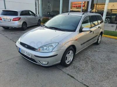 Usado Ford Focus Ghia 115 CV (84 kW) 2004 Gris / plata Familiar