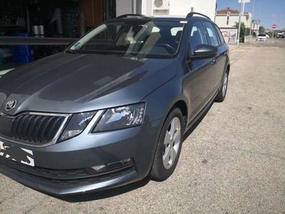 Usado Skoda Octavia Active 131 CV (96 kW) 2019 Gris Familiar