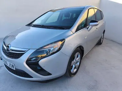 Usado Opel Zafira Tourer Expression 120 CV (88 kW) 2016 Gris / plata Monovolumen