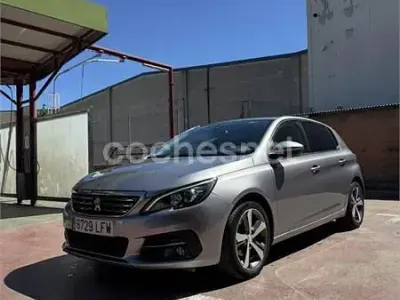 Usado Peugeot 308 Allure 130 CV (95 kW) 2020 Gris / plata Berlina