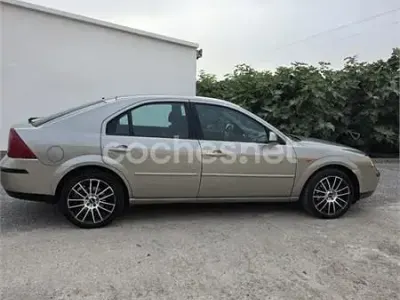 Usado Ford Mondeo Ghia 130 CV (95 kW) 2002 Gris / plata Berlina