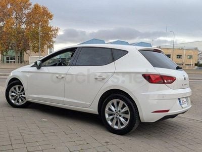 Usado Seat Leon Style 130 CV (95 kW) 2019 Blanco Berlina
