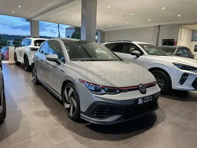 Usado VW Golf VIII GTI Clubsport 301 CV (221 kW) 2023 Gris / plata Berlina