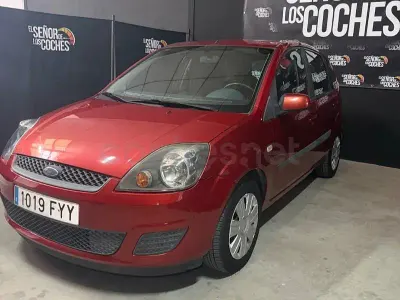 Usado Ford Fiesta Futura 80 CV (58 kW) 2007 Rojo Utilitario