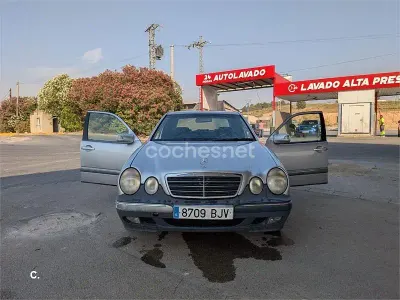 Usado Mercedes E270 Elegance 170 CV (125 kW) 2001 Gris / plata Berlina