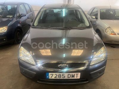 Usado Ford Focus Ghia 109 CV (80 kW) 2005 Gris / plata Familiar