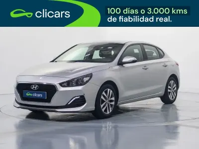 Usado Hyundai i30 120 CV (88 kW) 2018 Gris Berlina