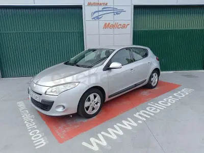 Usado Renault Mégane III Dynamique 105 CV (77 kW) 2010 Gris / plata Berlina