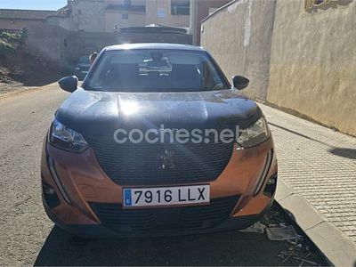 Usado Peugeot 2008 Allure 110 CV (80 kW) 2021 Naranja SUV