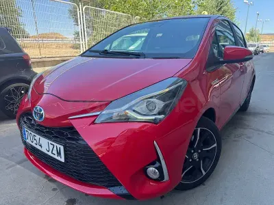 Usado Toyota Yaris Hybrid Active 100 CV (73 kW) 2017 Rojo Berlina