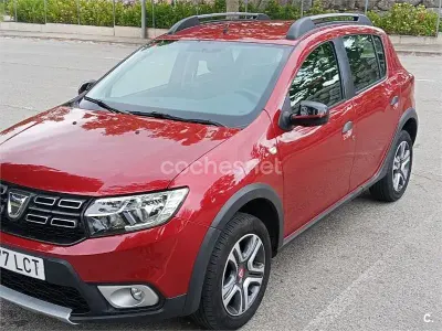 Usado Dacia Sandero Essentiel 90 CV (66 kW) 2019 Granate Berlina