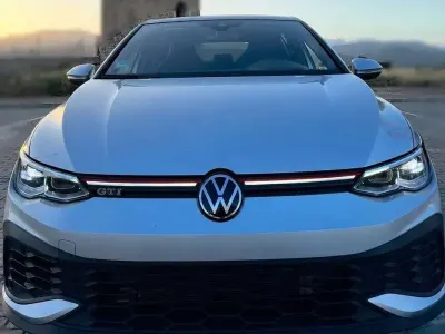 Usado VW Golf VIII GTI 300 CV (220 kW) 2022 Gris Utilitario