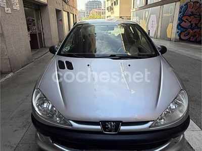 Usado Peugeot 206 75 CV (55 kW) 2001 Gris / plata Berlina