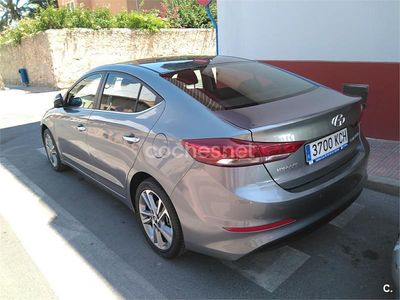 Usado Hyundai Elantra 136 CV (100 kW) 2017 Gris / plata Berlina