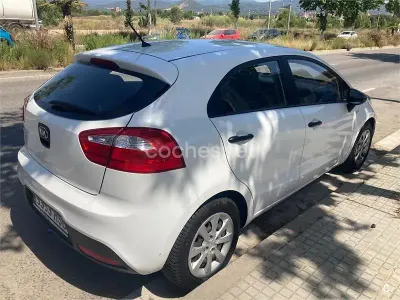 Usado Kia Rio 85 CV (62 kW) 2013 Blanco Berlina