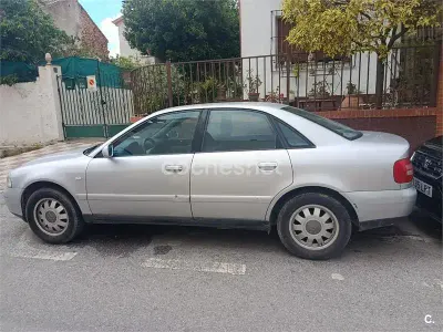 Usado Audi A4 110 HP (80 kW) 2000 Cinzento Sedan
