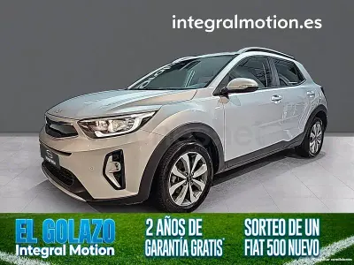 Usado Kia Stonic 100 CV (73 kW) 2024 Gris / plata SUV