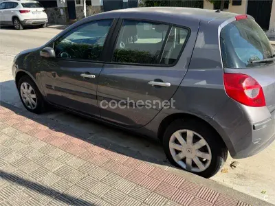 Usado Renault Clio II Authentique 85 CV (62 kW) 2008 Gris / plata Berlina