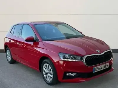 Usado Skoda Fabia Selection 95 CV (69 kW) 2024 Rojo Utilitario