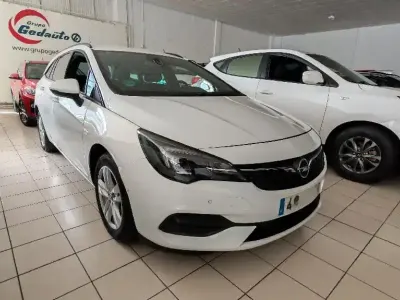 Usado Opel Astra Elegance 122 CV (89 kW) 2020 Blanco Familiar