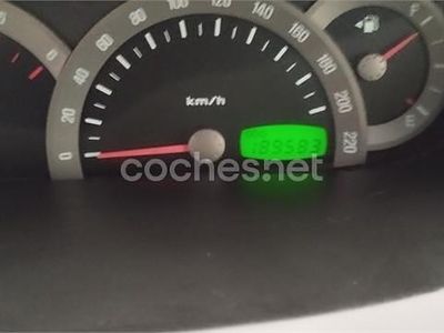 Usado SsangYong Rodius Limited 165 CV (121 kW) 2005 Gris / plata Monovolumen