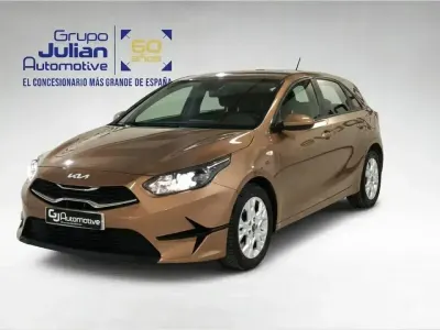 Käytetty Kia Ceed 100 HP (73 kW) 2023 Ruskea Viistoperä