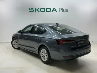 Usado Skoda Octavia Selection 150 CV (110 kW) 2025 Gris / plata Berlina