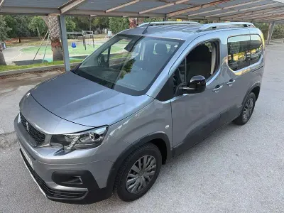 Usado Peugeot Rifter Allure 100 CV (73 kW) 2022 Gris / plata Monovolumen