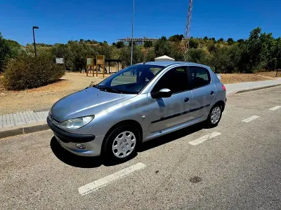 Usado Peugeot 206 110 CV (80 kW) 2001 Gris / plata Berlina