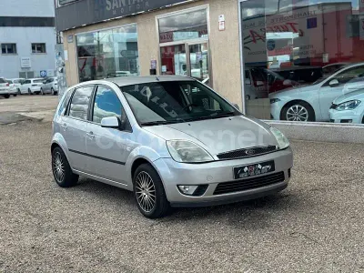 Usado Ford Fiesta 68 CV (50 kW) 2005 Gris / plata Utilitario