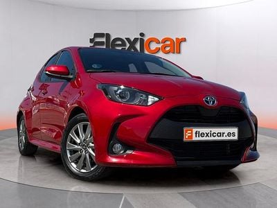 Usado Toyota Yaris Hybrid Business Edition 116 CV (85 kW) 2022 Granate Berlina