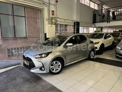 Usado Toyota Yaris Hybrid 100 CV (73 kW) 2022 Gris / plata Berlina
