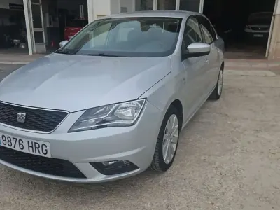 Usado Seat Toledo Reference 105 CV (77 kW) 2013 Plateado Utilitario