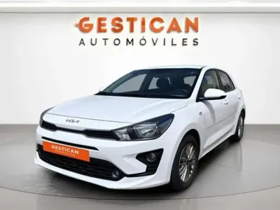 Usado Kia Rio 101 CV (74 kW) 2023 Blanco Berlina
