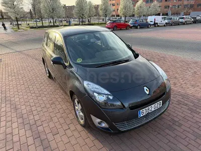 Usado Renault Grand Scénic Bose Edition 130 CV (95 kW) 2010 Negro Monovolumen