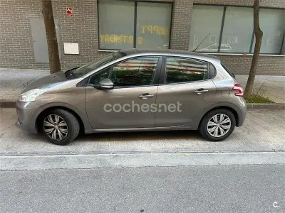 Usado Peugeot 208 Allure 95 CV (69 kW) 2013 Gris / plata Utilitario