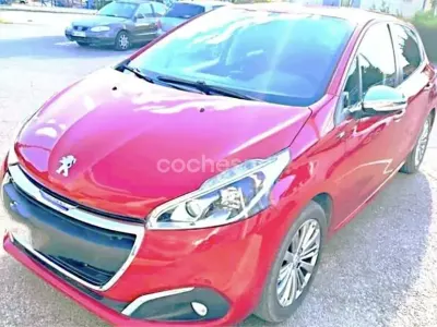 Używany Peugeot 208 Style 82 KM (60 kW) 2017 Czerwony Hatchback