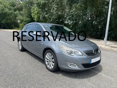 Usado Opel Astra Enjoy 110 CV (80 kW) 2010 Gris / plata Berlina