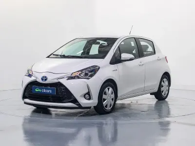 Usado Toyota Yaris Hybrid Active 100 CV (73 kW) 2019 Blanco Berlina
