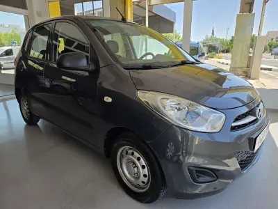 Usado Hyundai i10 Comfort 77 CV (56 kW) 2012 Gris Utilitario