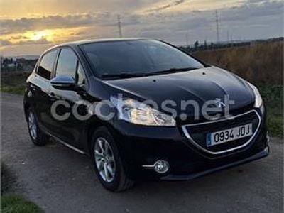 Violeta / lila Usado 2015 Peugeot 208 Access Utilitario | 5990 € (Buen precio)